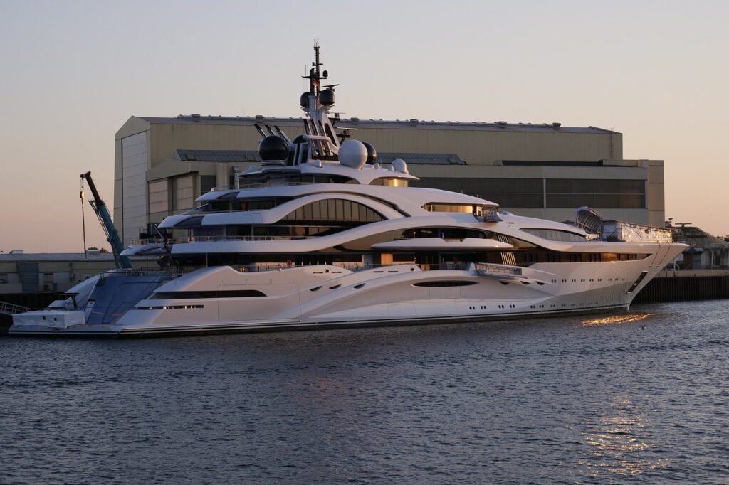 luxury yacht 3430348 1280 1024x682